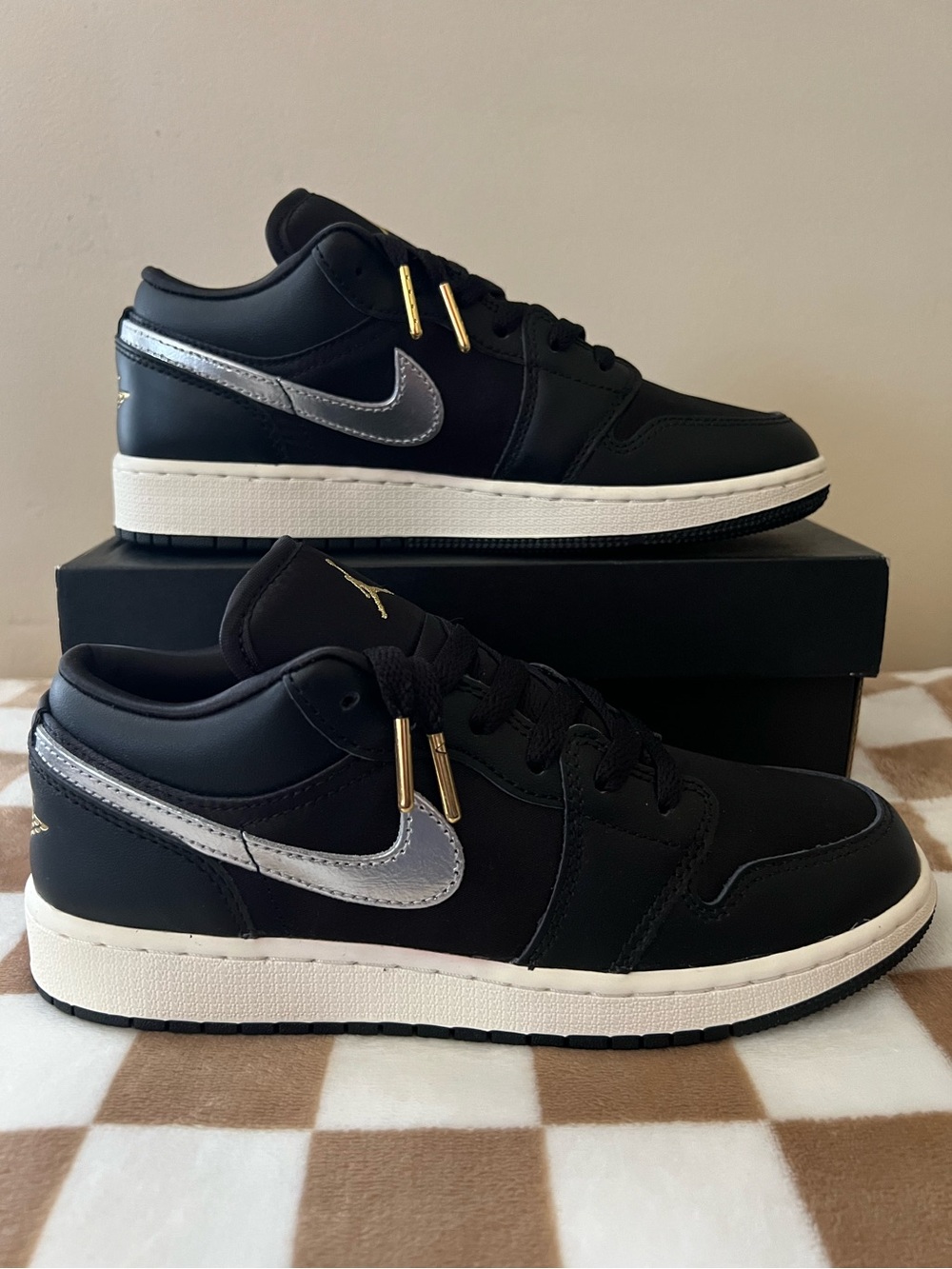 Nike Air Jordan 1 Low SE (GS) Sneaker Black/Silver FZ3921 001 Youth 5.5/Women 7